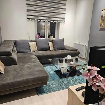 Bright With 2 Bedrooms In