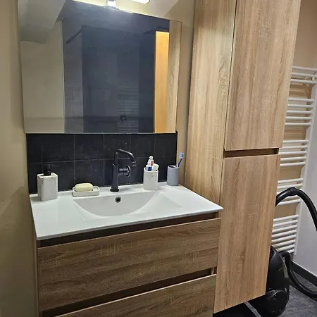 Bright With 2 Bedrooms In *