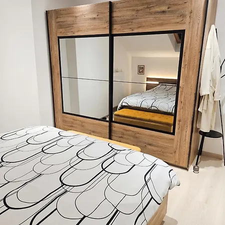 Bright With 2 Bedrooms In Apartment