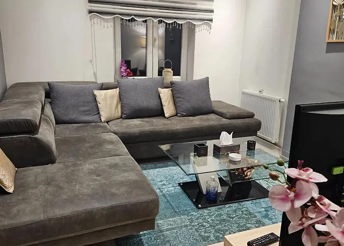 Bright With 2 Bedrooms In