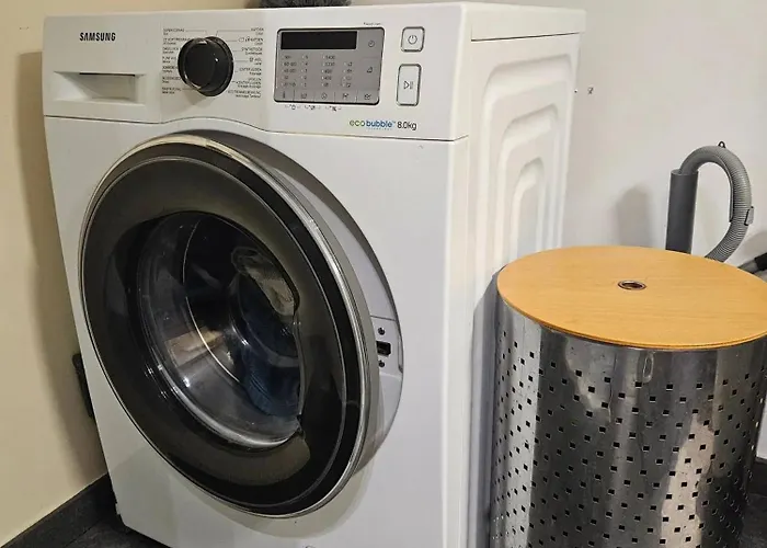 Bright With 2 Bedrooms In *