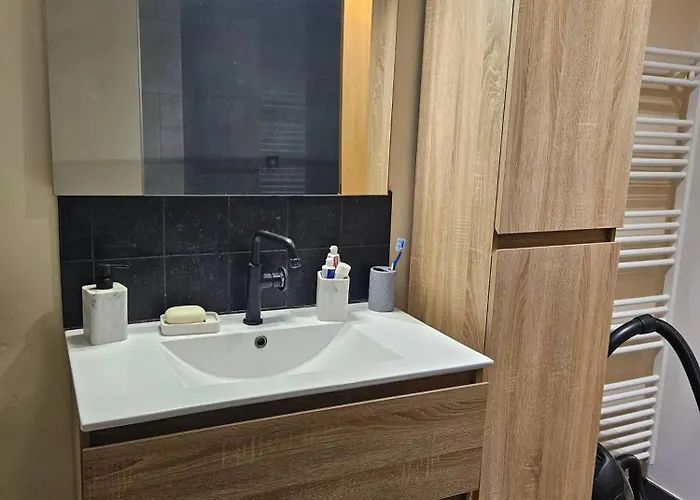 Bright With 2 Bedrooms In *